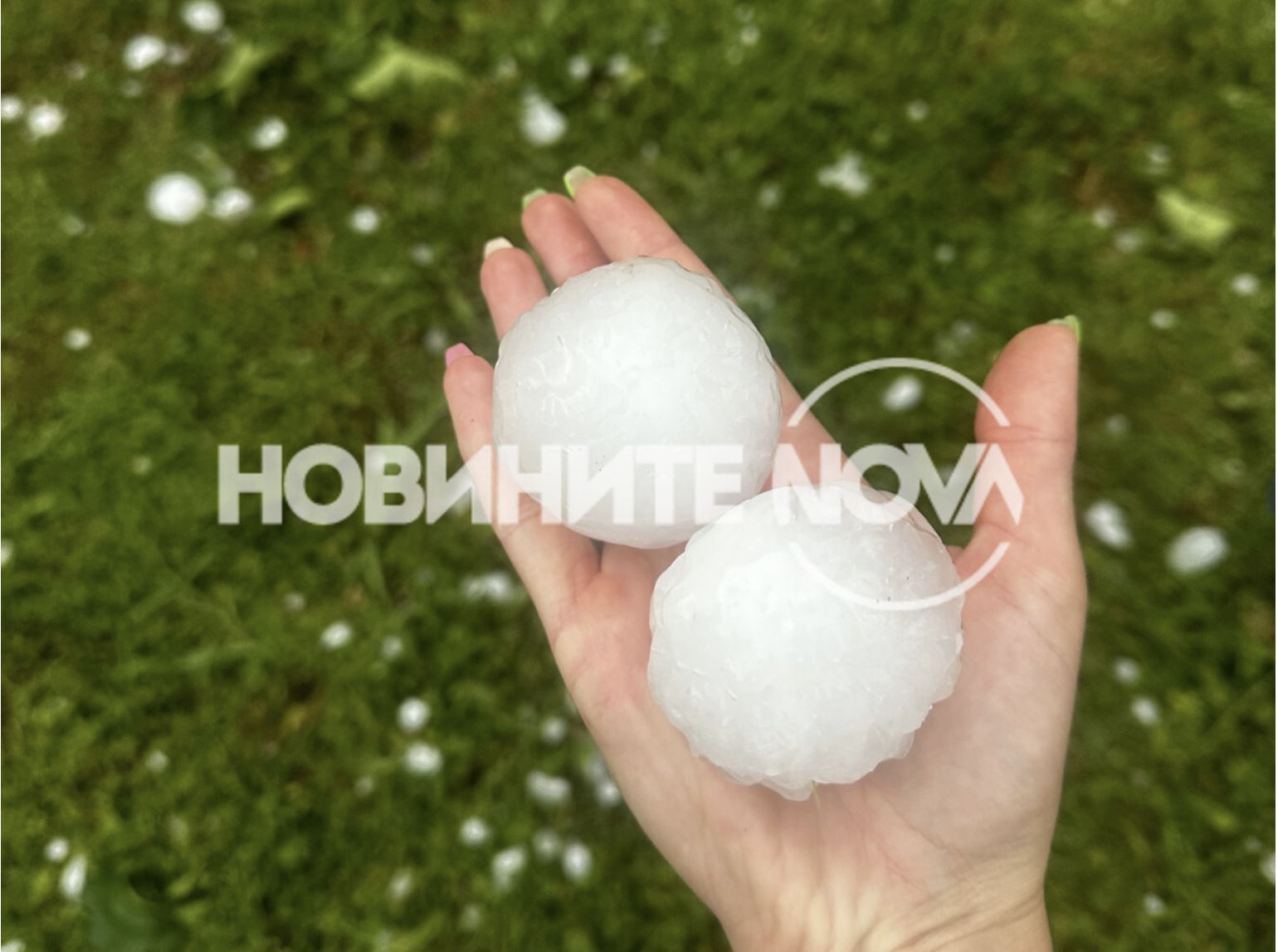 Градушка колкото тенис топки помля 100 коли в автокъща на открито (ВИДЕО)